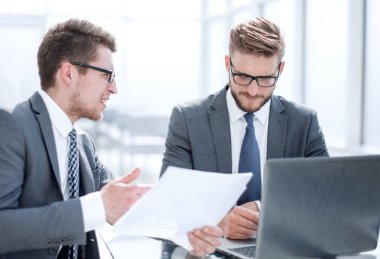 İş ortakları iş belgesini tartışıyor.