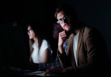 up.Serious işadamı işyerinde kapatın