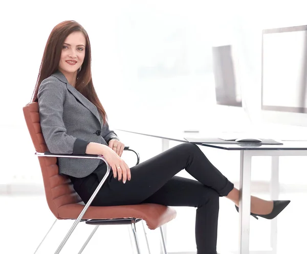 Молода бізнес-леді на робочому місці в офісі — стокове фото