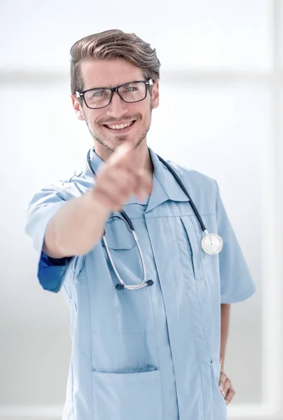Framgångsrik läkare kirurg pekar på dig — Stockfoto