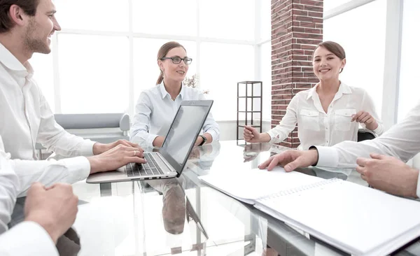Affärspartners som sitter vid Desk.meetings och partnerskap — Stockfoto