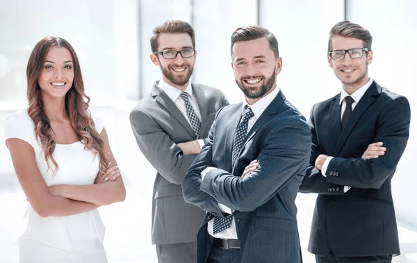 Grupp av framgångsrika affärsmän i bakgrunden av kontoret — Stockfoto