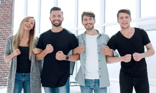 Equipo de negocios seguro se mantiene en el cargo — Foto de Stock