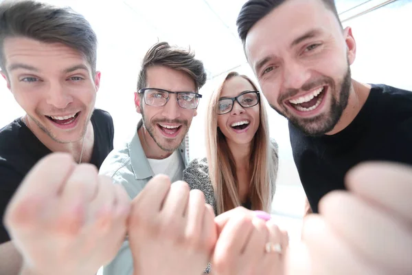 Amigos celebran la victoria en la oficina —  Fotos de Stock