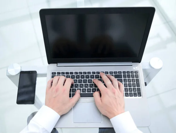 Rückansicht: Geschäftsmann tippt auf Laptop. — Stockfoto