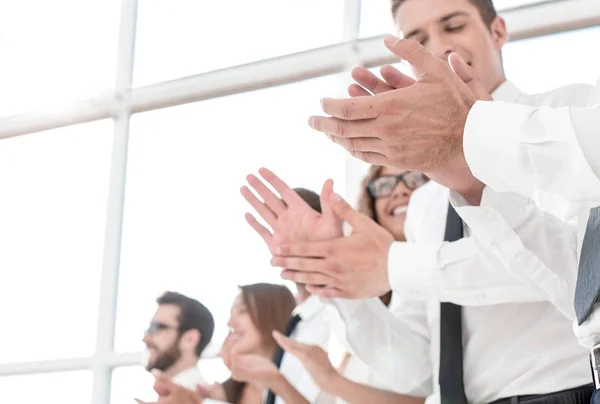 Business background.applauding business team stående i den off — Stockfoto