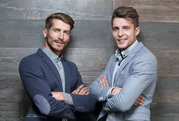 Dos jóvenes empresarios aislados en gris —  Fotos de Stock