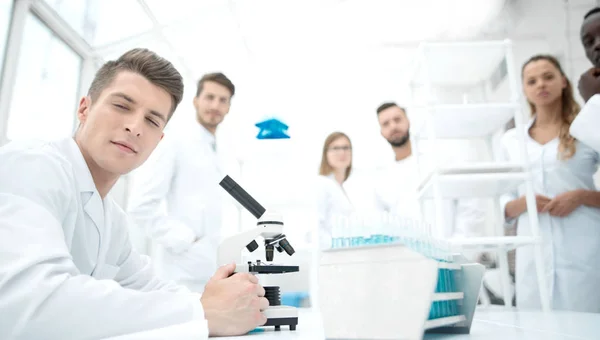 Group of clinicians experimentation in research laboratory — Stock Photo, Image