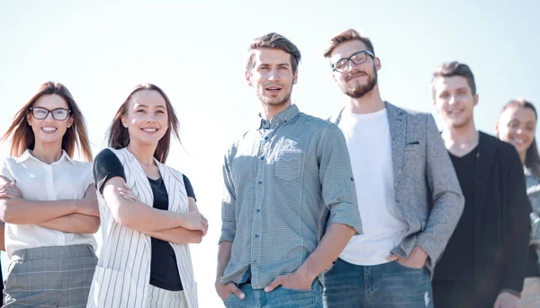 Equipo empresarial joven, mira hacia adelante con confianza — Foto de Stock