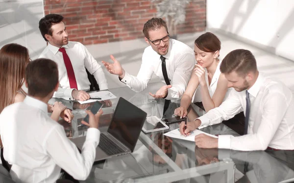 Equipo de negocios discutiendo nuevas ideas — Foto de Stock