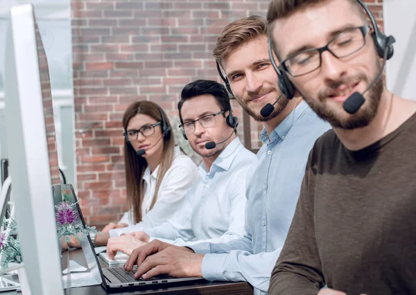 Professionele call center personeel op de werkplek — Stockfoto