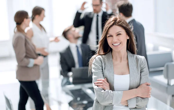 Портрет уверенной деловой женщины на размытом офисном фоне — стоковое фото