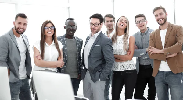 Grupo de empresários de sucesso em pé no escritório — Fotografia de Stock