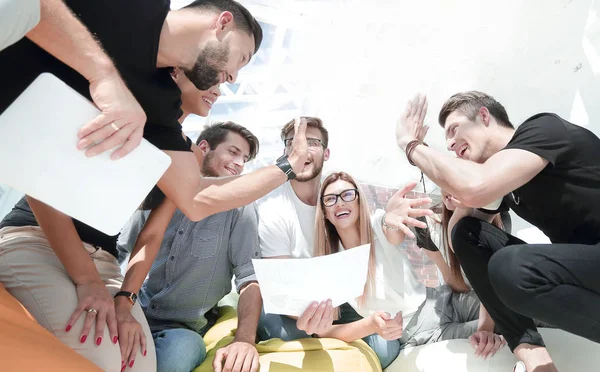 Equipo de jóvenes dando un máximo de cinco — Foto de Stock