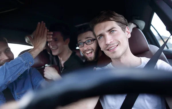 Группа людей в машине, в поездке — стоковое фото