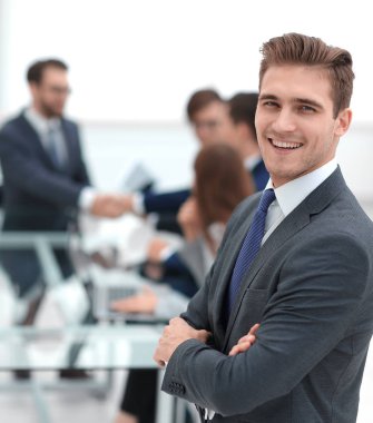 bulanık office arka plan üzerinde emin iş adamı