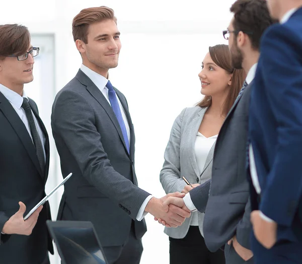 Equipo de negocios y apretón de manos de los socios comerciales —  Fotos de Stock