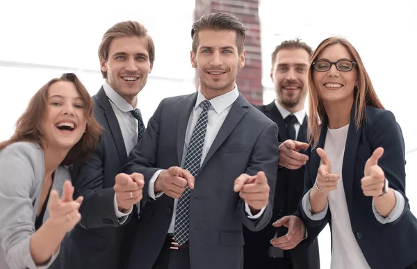 Un grupo de gente de negocios de pie y señalándote — Foto de Stock