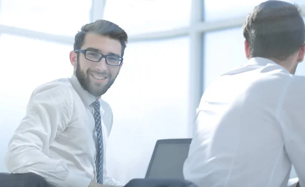 Rückblick.Erfolgreicher Mitarbeiter blickt in die Kamera — Stockfoto