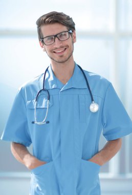 cerrah adam koridorda mavi üniforma ayakta