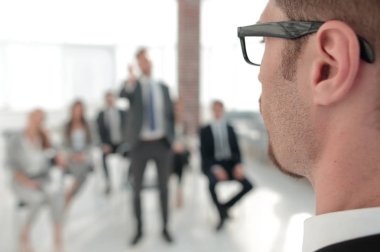 Konferans odasında oturma personel patron bakar