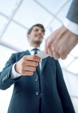 alt view.business kartvizitini üzerinde eller