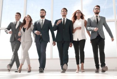 view.young iş takım birlikte yürüyen alt.