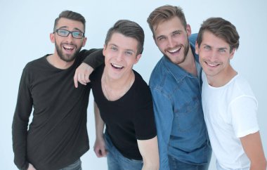 En iyi manzara... bir grup mutlu genç adam kameraya bakıyor.