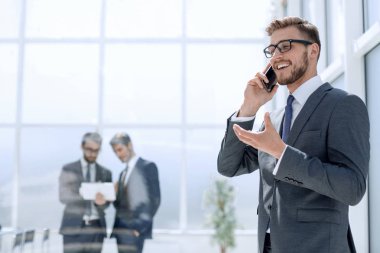 mutlu işadamı cep telefonuna konuşuyor