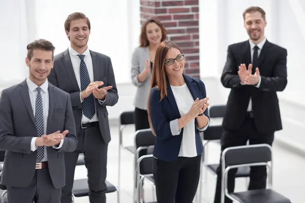 Equipe criativa aplaudindo o orador — Fotografia de Stock