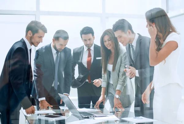 Grupo de empresarios de pie cerca de la mesa de negociación —  Fotos de Stock