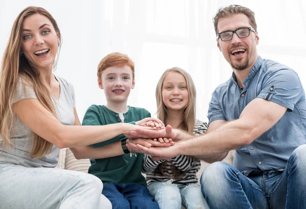 Glückliche Familie bastelt einen Turm aus ihren Händen — Stockfoto