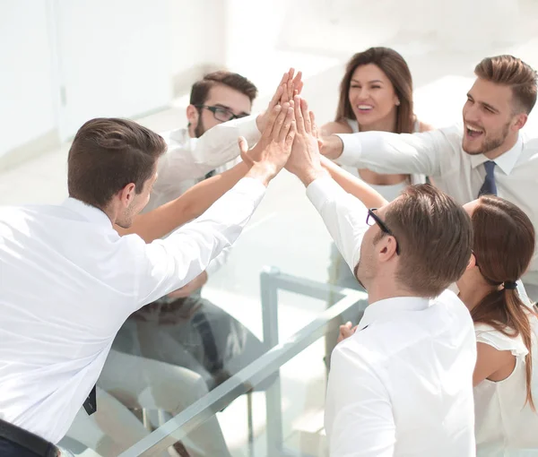 Exitoso equipo de negocios está poniendo sus palmas juntas —  Fotos de Stock