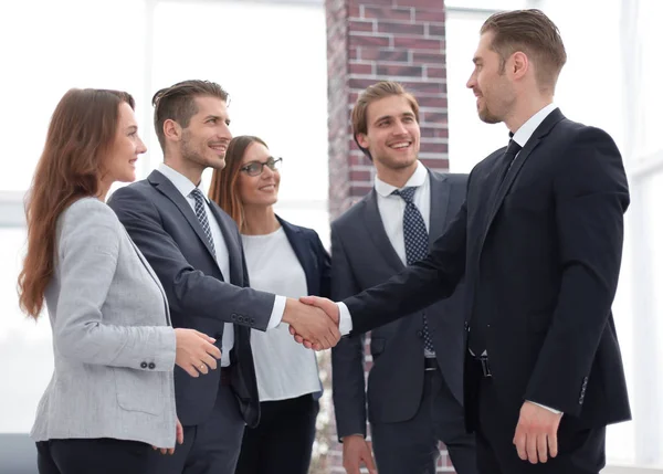 Incontro di lavoro dei partner nel foyer — Foto Stock