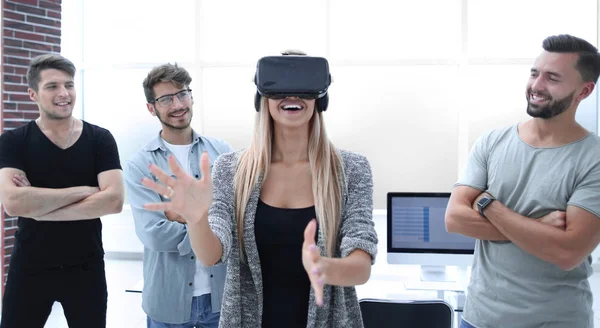 Equipo empresarial que trabaja en aplicaciones y juegos de realidad virtual — Foto de Stock