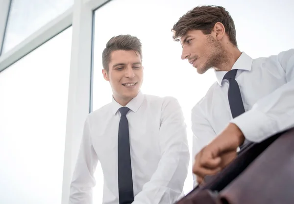 Geschäftskollegen sitzen in der Lobby des Büros — Stockfoto