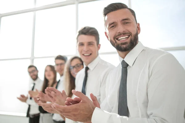 Framgångsrika affärsmän applåderar stående — Stockfoto