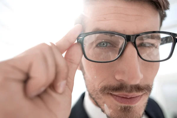 Portrét seriózního muže s brýlemi — Stock fotografie