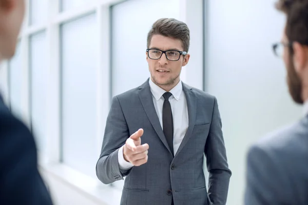 Jefe está discutiendo algo con sus empleados — Foto de Stock