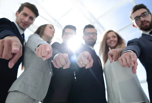 Close up.successful equipe de negócios apontando para você . — Fotografia de Stock