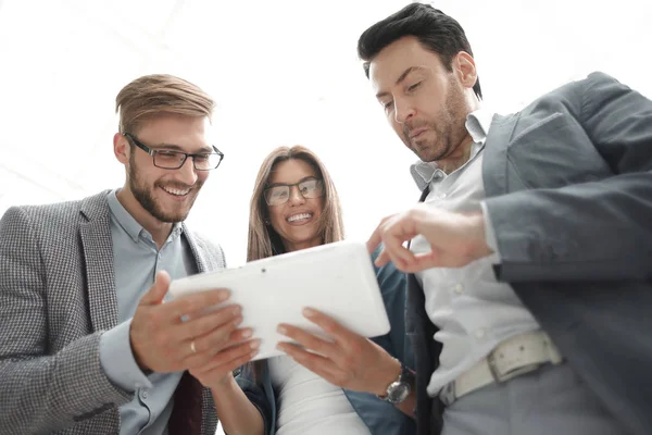 Close-up.lachende medewerkers kijken naar de digitale tablet — Stockfoto