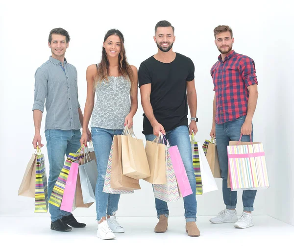 Grupo de jovens segurando seus sacos de compras — Fotografia de Stock