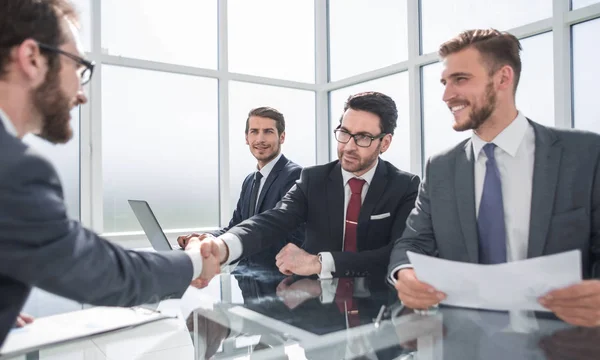 Handshake podnikatelů na pracovní setkání — Stock fotografie