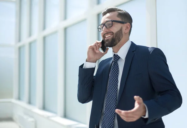 Hombre de negocios guapo hablando por teléfono móvil — Foto de Stock