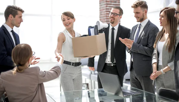 Mujer de negocios dando la bienvenida a un nuevo colega en el lugar de trabajo —  Fotos de Stock