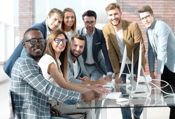 Multi-etnische business team bespreekt de resultaten van haar werkzaamheden — Stockfoto