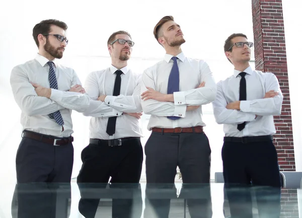 Gruppe von Mitarbeitern steht in einem Büro und betrachtet einen Kopierraum — Stockfoto