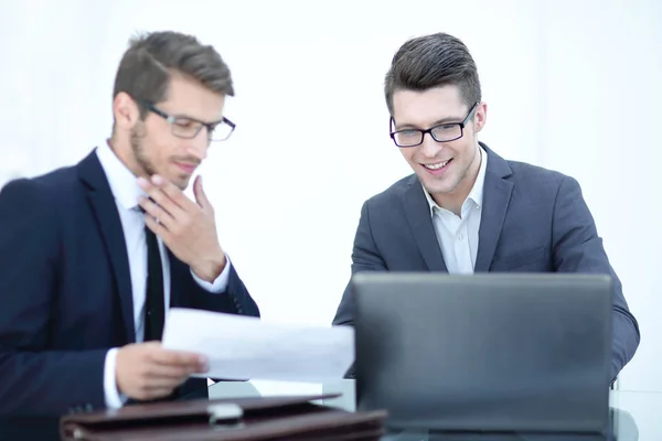 Close up. Dois empresários discutindo um documento de negócios — Fotografia de Stock