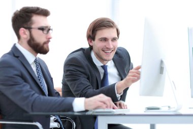 iş arkadaşları yeni veri, Masa başında oturan görüşüyorlar