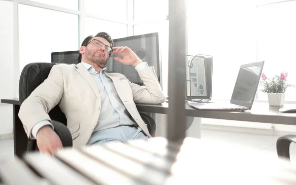 Doordachte zakenman zit aan zijn Bureau — Stockfoto